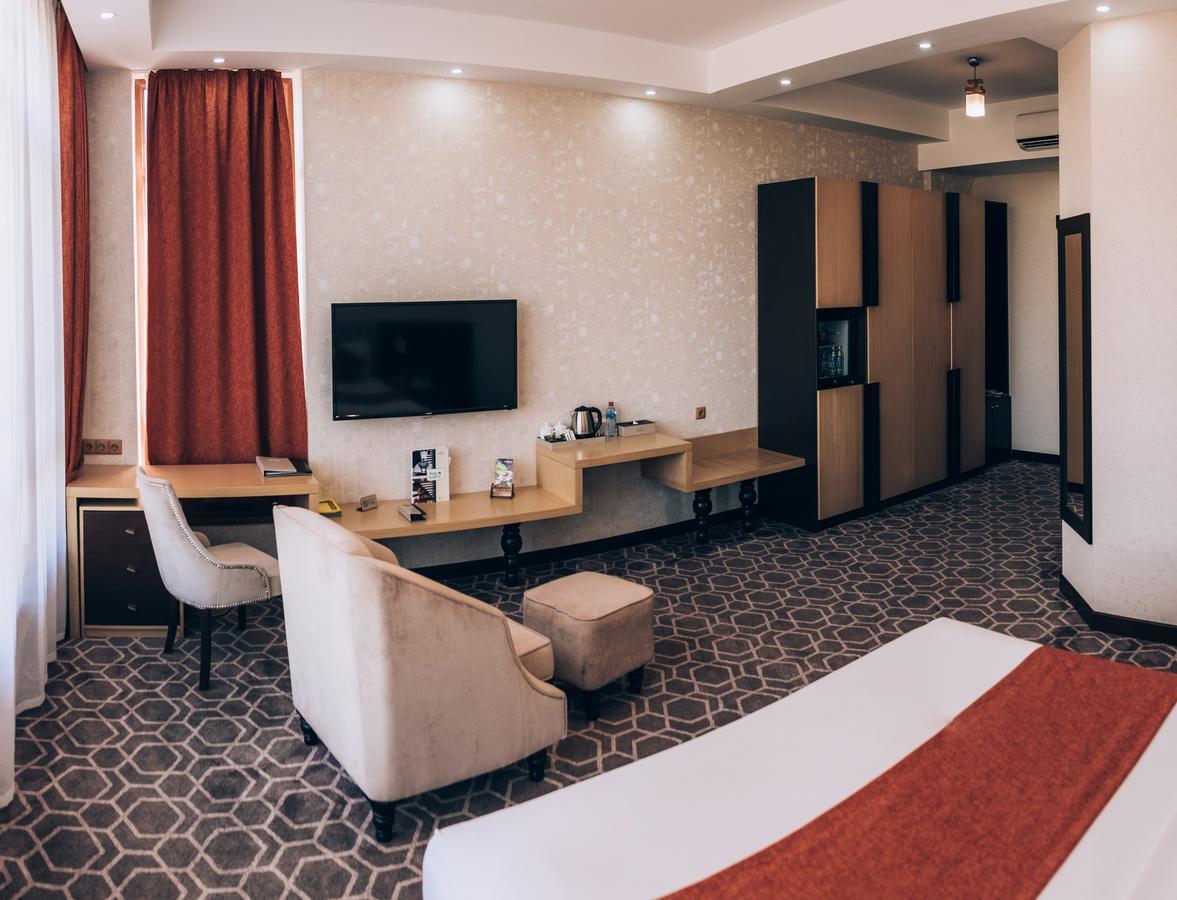 Megapolis Hotel Shymkent Exterior foto
